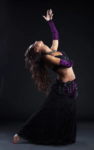 Belleza chica en oriental árabe traje danza — Foto de Stock