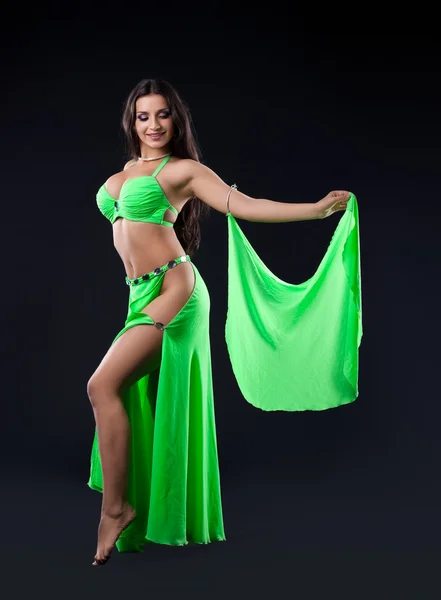 Hermosa joven pie en traje árabe verde — Foto de Stock