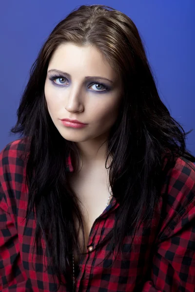 Unga deprimerade flickan i röd tröja med ser ledsen — Stockfoto