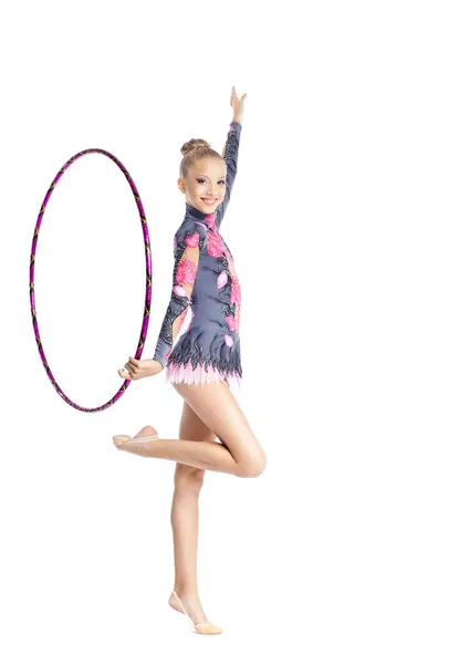 Mladá dívka Ukázat Taneční gymnastika s obruč — Stock fotografie