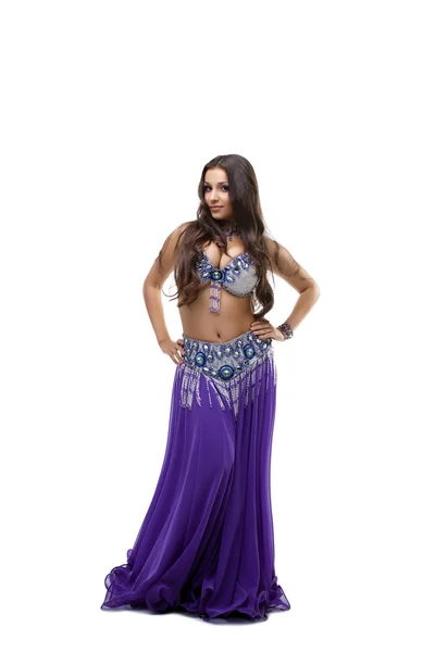 Krásu tanečnice pózuje v orientální purple kostým — Stock fotografie