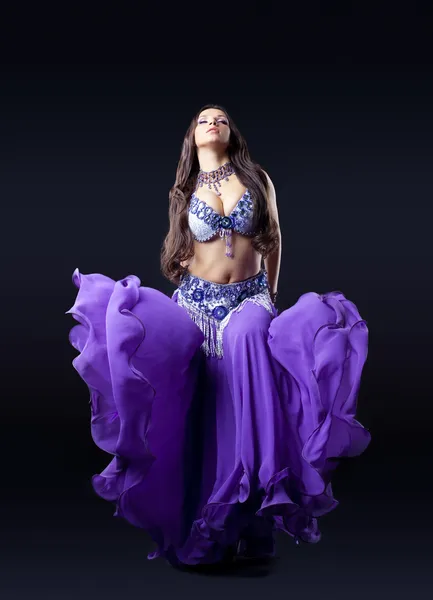 Schönheitstänzerin posiert im Dunkeln mit fliegendem lila Schleier — Stockfoto