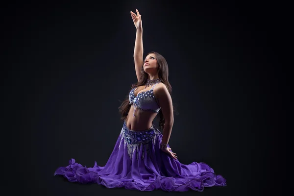 Арабия танцовщица, позирующая в темно-восточном костюме — стоковое фото