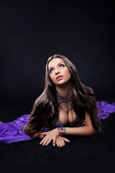 紫の伝統的な衣装で若い女の子を置く — ストック写真