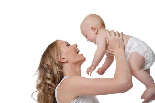 Beleza loira mãe sorrir e levar bebê — Fotografia de Stock