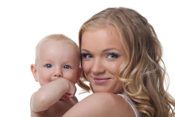 Blonďatá kráska matka s dítětem podívat na kameru — Stock fotografie