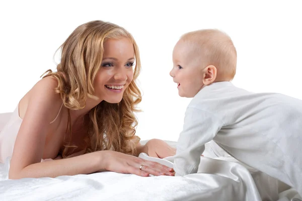 Schönheit blonde Mutter Blick auf Sohn isoliert — Stockfoto