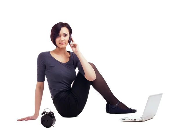 Ділова жінка сидить з ноутбуком говорити на мобільному — стокове фото