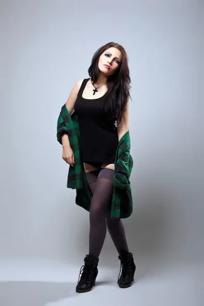 Krásná sexy žena v Roztrhaný punčocháče svlékání — Stock fotografie