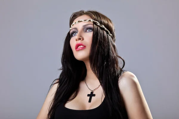Grunge ledsen flicka i linne med kors på bröstet — Stockfoto