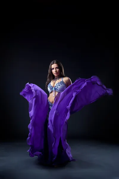 暗い - 紫色の布を飛んで東洋の女の子のダンス — ストック写真