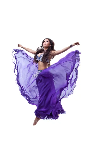 Mooi meisje sprong in dans met vliegende stof — Stockfoto