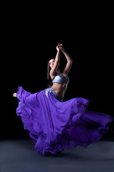 Танцівниця краси позує в темряві з мухою фіолетовою завісою — стокове фото