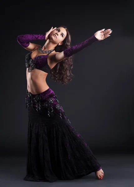 Attraktiv kvinna dans i orientaliska arabiska dräkt — Stockfoto