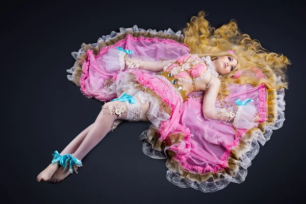 女孩躺在球联合娃娃 cosplay 服装 — 图库照片