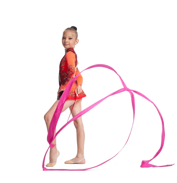 Молода дівчина-підліток стоїть зі стрічкою гімнастики — стокове фото