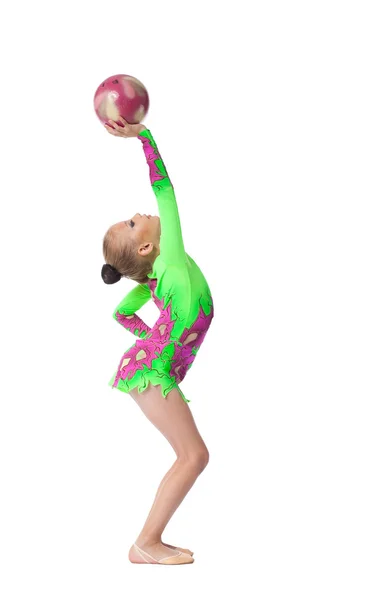 Ung flicka gör träning med boll isolerade — Stockfoto