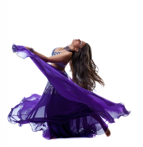 Красуня дівчина танцює в традиційному арабському костюмі — стокове фото