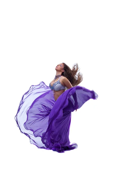 Красивая девушка танцует в восточном костюме — стоковое фото