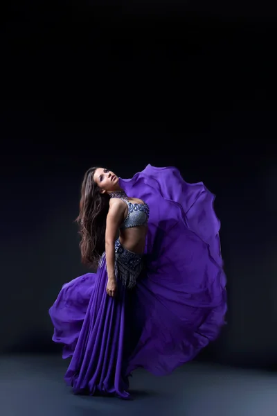 Arábie tanečnice pózuje s létáním tkanina — Stock fotografie
