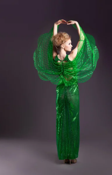 Красивая женщина танцует в прозрачной зеленой ткани — стоковое фото