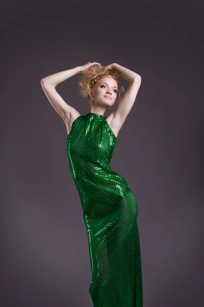 Удивительная женщина позирует в прозрачном зеленом костюме — стоковое фото