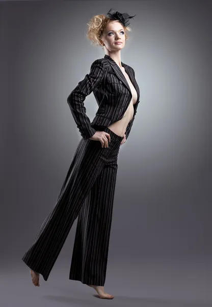 Skönhet halvnaken kvinna poserar i svart kostym — Stockfoto