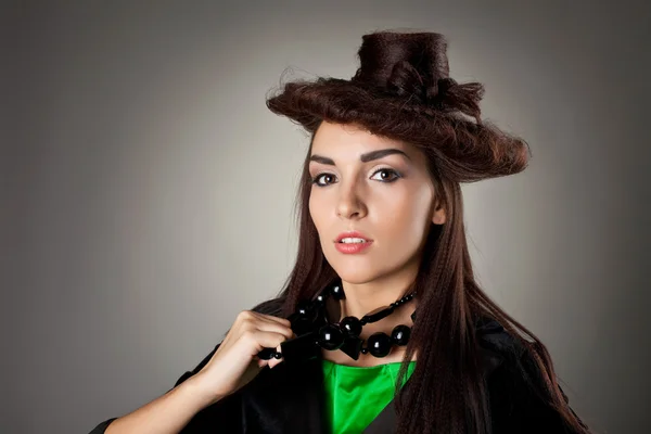 Portrét ženy v účes jako klobouk — Stock fotografie