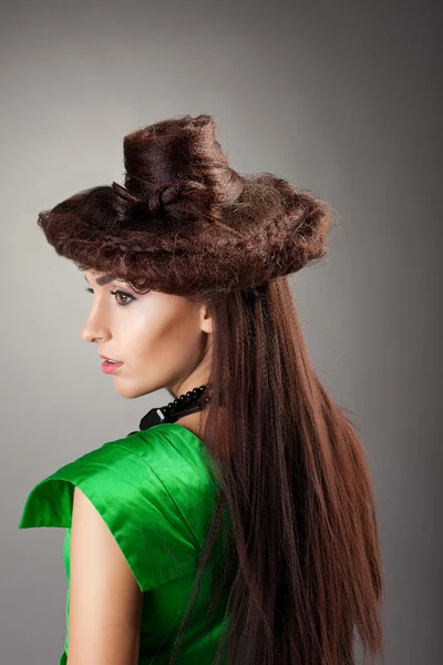 Γυναίκα πορτρέτο στο χτένισμα σαν καπέλο σε γκρι — Φωτογραφία Αρχείου