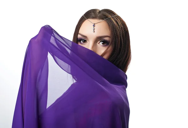 美容女性紫の布で顔を閉じる — ストック写真