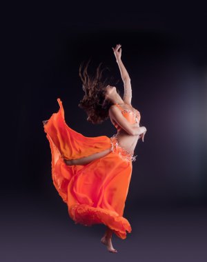 Turuncu örtü - Arap tarzı güzellik dansçı atlama