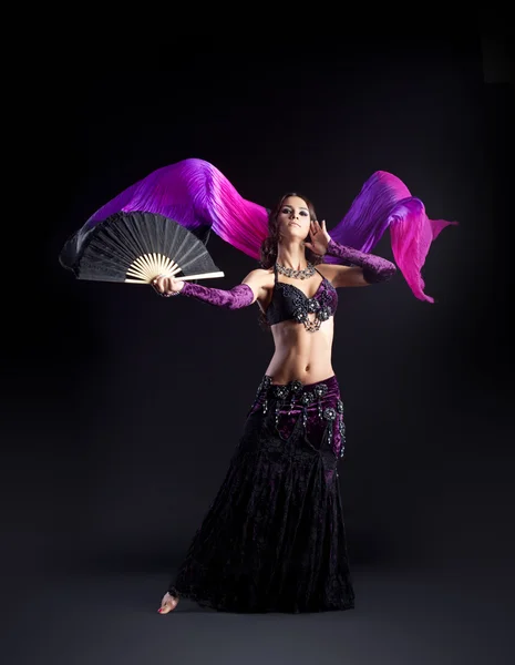 Skönhet flicka poserar i traditionell arabisk dräkt — Stockfoto