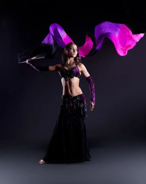 东方阿拉伯文服装舞蹈与扇的女孩 — 图库照片