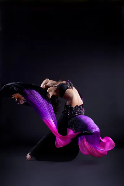 Vrouw dans met vliegende fantail en paarse weefsel — Stockfoto