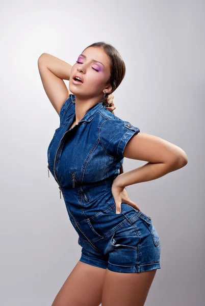 Sexig tjej poserar i jeans klänning Visa önskan — Stockfoto