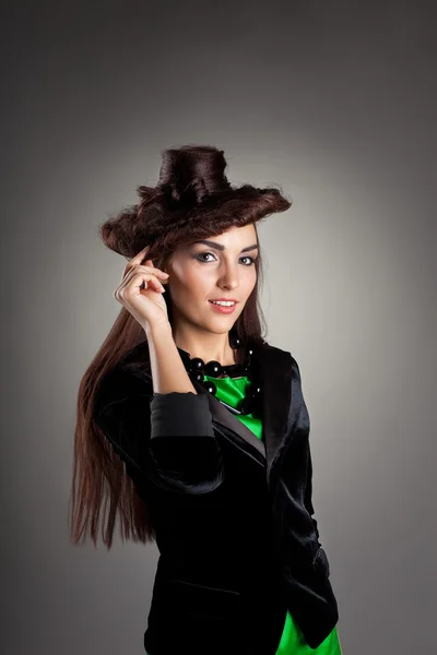 Γυναίκα ομορφιά που παρουσιάζουν με καπέλο στυλ μαλλιών — Φωτογραφία Αρχείου