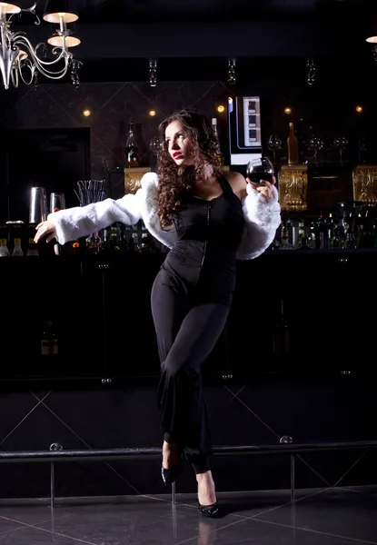 Belleza mujer de pie cerca de bar en tela de lujo — Foto de Stock
