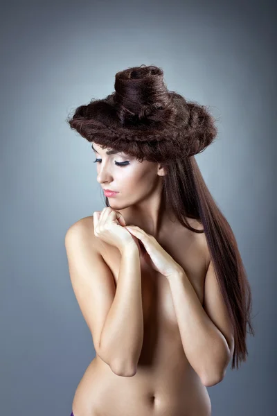 Mulher nua com estilo de cabelo peito próximo confuso — Fotografia de Stock
