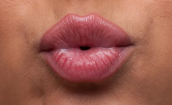 Belleza mujer labios soplar primer plano — Foto de Stock
