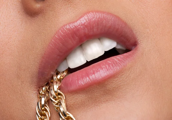 Χείλη γυναίκα ομορφιά που επιδιώκεται με χρυσή αλυσίδα — Φωτογραφία Αρχείου