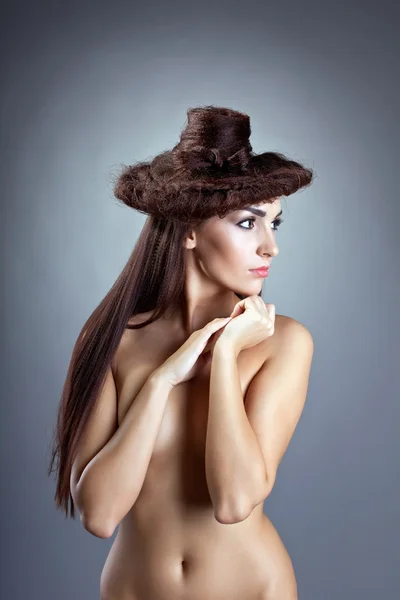 Mulher nua com estilo de cabelo fechar o peito olhar de lado — Fotografia de Stock