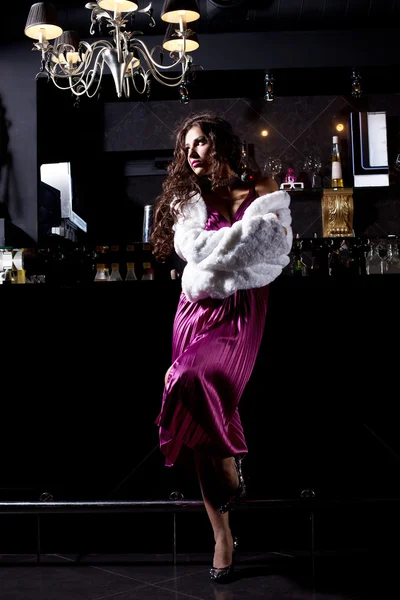 Žena sám luxusní fialové šaty stojan na baru — Stock fotografie