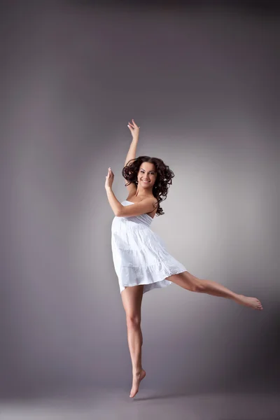 Krásná dívka dance v sexy bílý ubrus — Stock fotografie