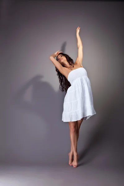 Jovem dançarina perfeita em pano branco — Fotografia de Stock