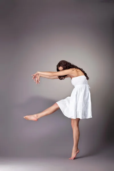 Mujer joven bailando con sombra —  Fotos de Stock