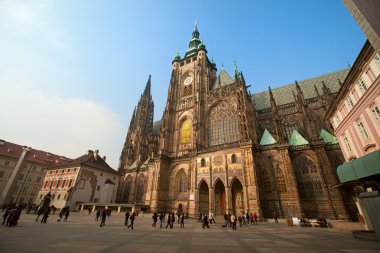 tarihi Prag Meydanı ve turist etrafında yürüyüş