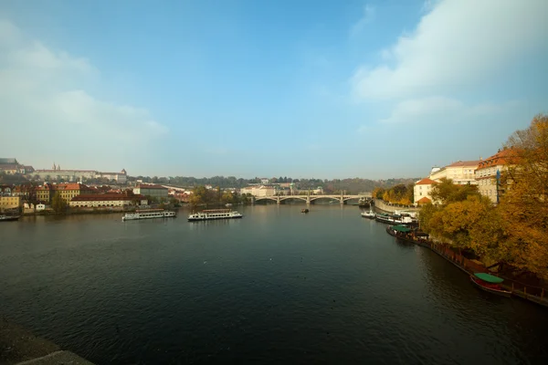 Karlov mais - Praga ponte sobre o rio vltava — Fotografia de Stock