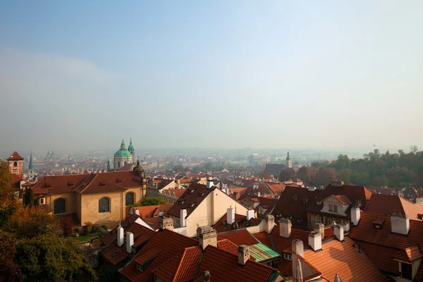 Stare dachy Pragi w jesieni — Zdjęcie stockowe