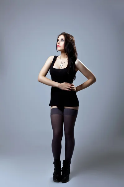 Yırtık külotlu çorap soyunmak güzel seksi kadın — Stok fotoğraf