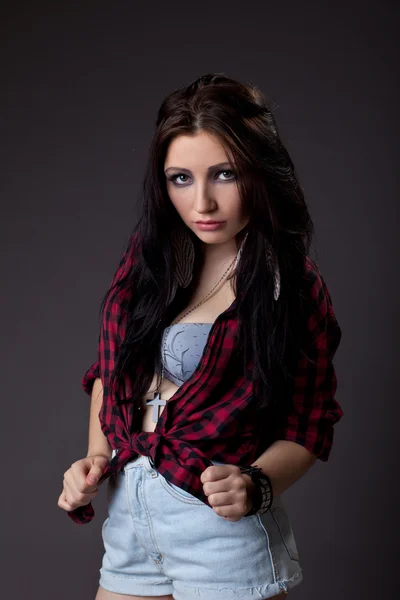 Aranyos lány nyomott Vörös ing néz ki a szomorú — Stock Fotó